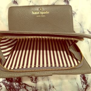 Kate Spade gray pebbles leather wallet EUC